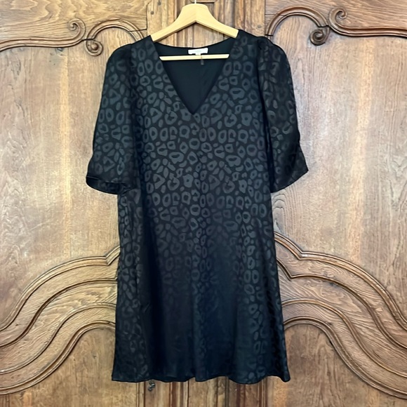 entro Dresses & Skirts - Entro Black Leopard Print V-Neck Puff Sleeve Dress with Pockets